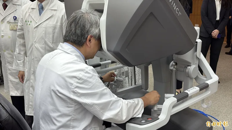 台大醫院啟用單孔機器人手術 成立創新手術中心